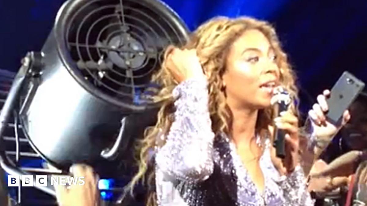 Beyonce gets hair caught in concert fan - BBC News