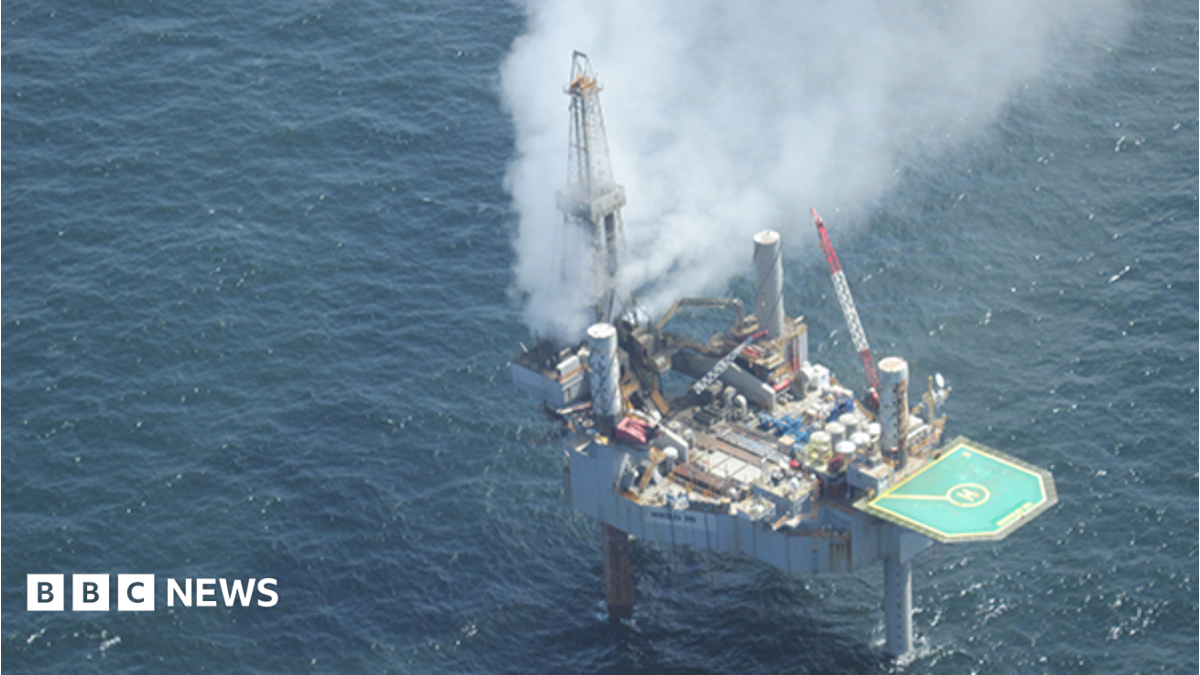 Gas drilling rig on fire in Gulf of Mexico - BBC News