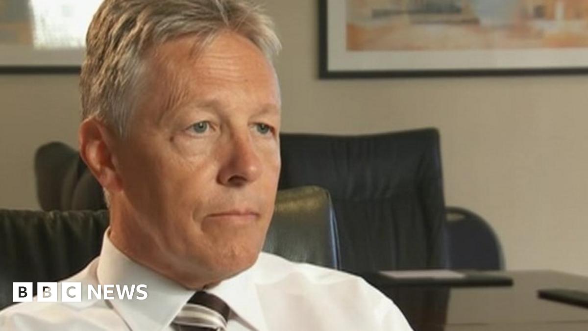 Peter Robinson 'not stepping down' as DUP leader - BBC News