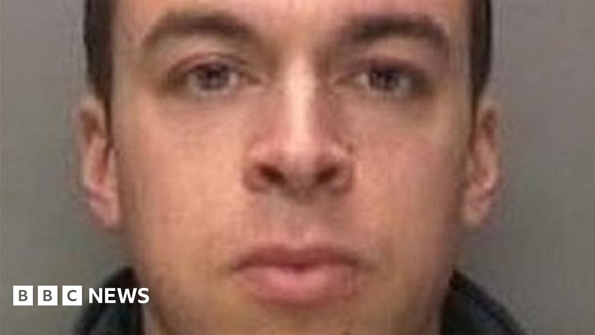 PC Jordan Powell sacked after sex text jail sentence - BBC News