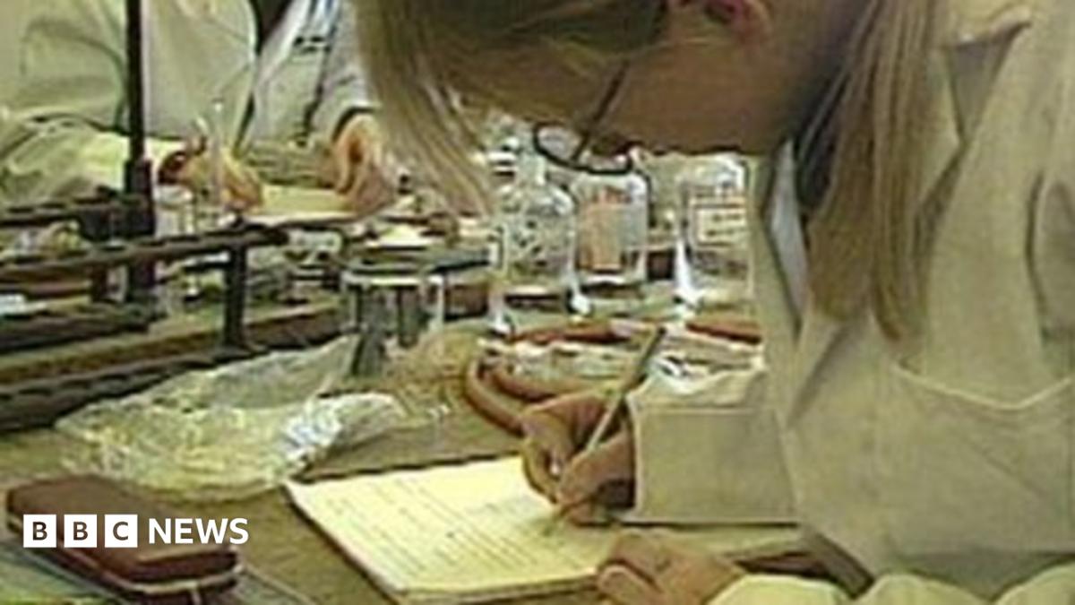'Vulnerable students will be hit by cuts for 18-year-olds' - BBC News