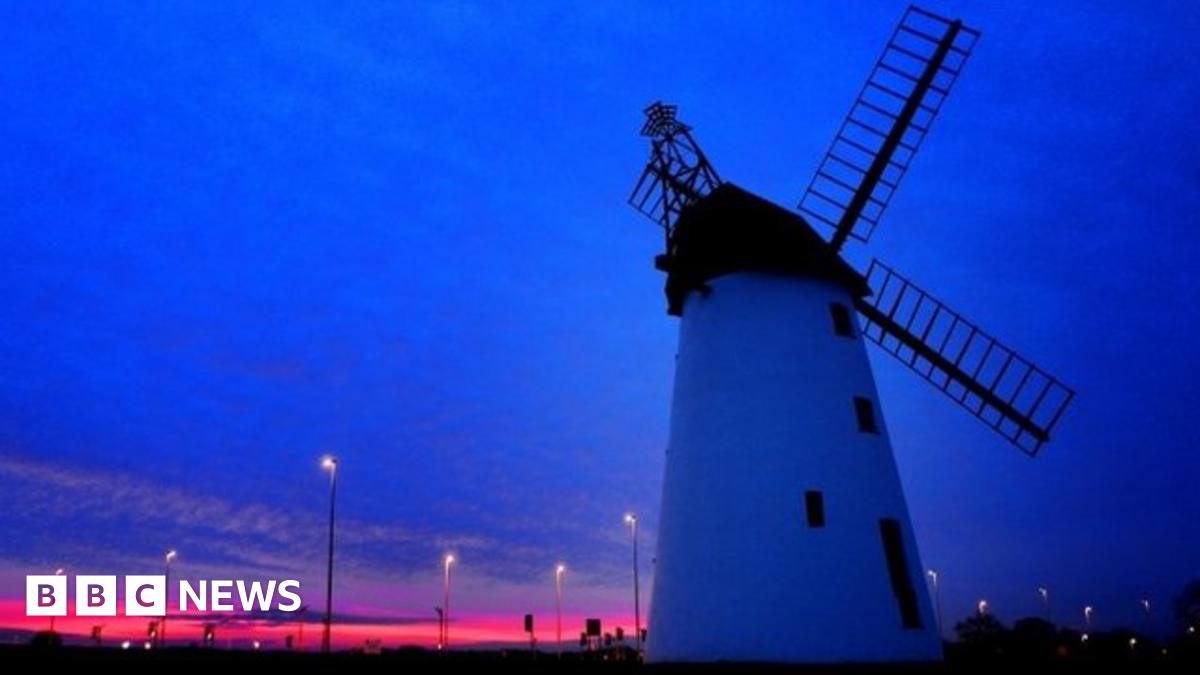 Strong winds rip tarpaulin off Lincolnshire windmill - BBC News