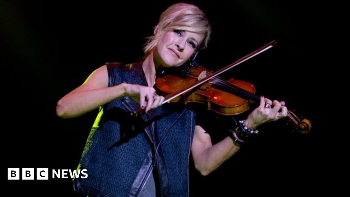 US country stars perform at London festival BBC News
