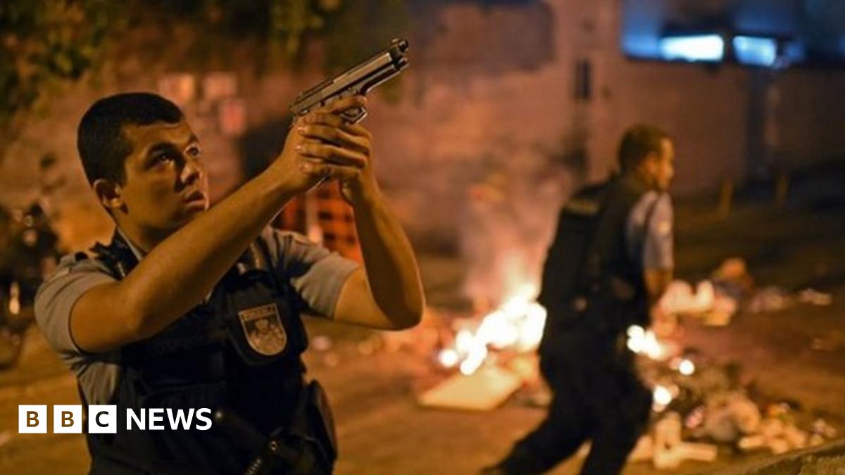 Brazil protesters in Rio clashes over dancer's death - BBC News
