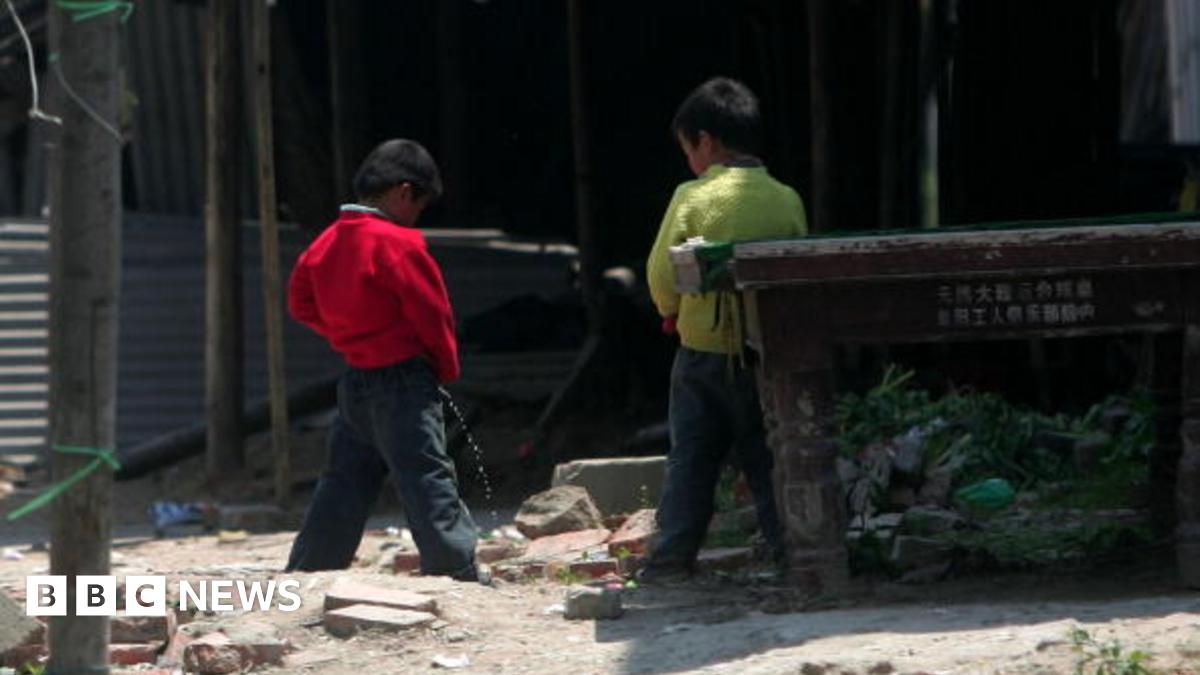 #BBCtrending: How peeing in public divided China and Hong Kong - BBC News