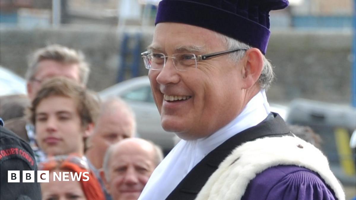 Guernsey Bailiff Richard Collas awarded knighthood - BBC News