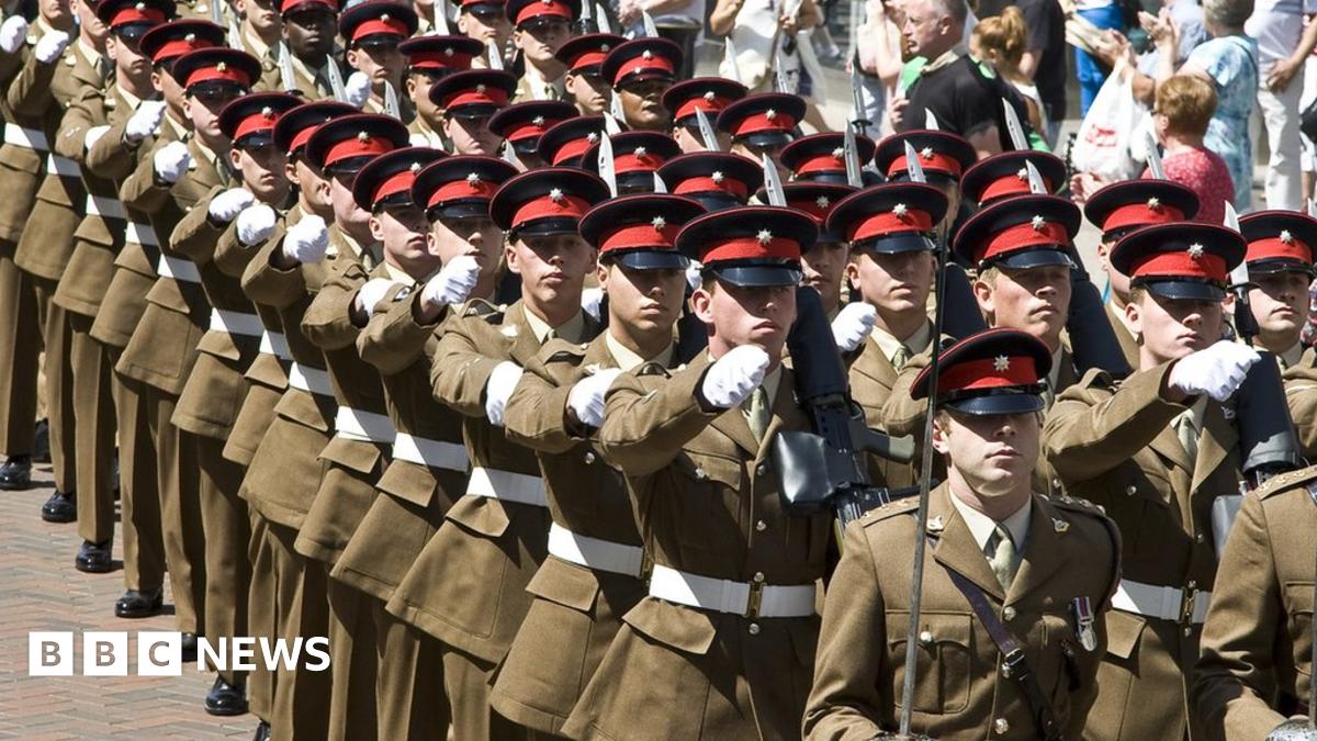 In pictures: Royal Anglians march through Bedford - BBC News