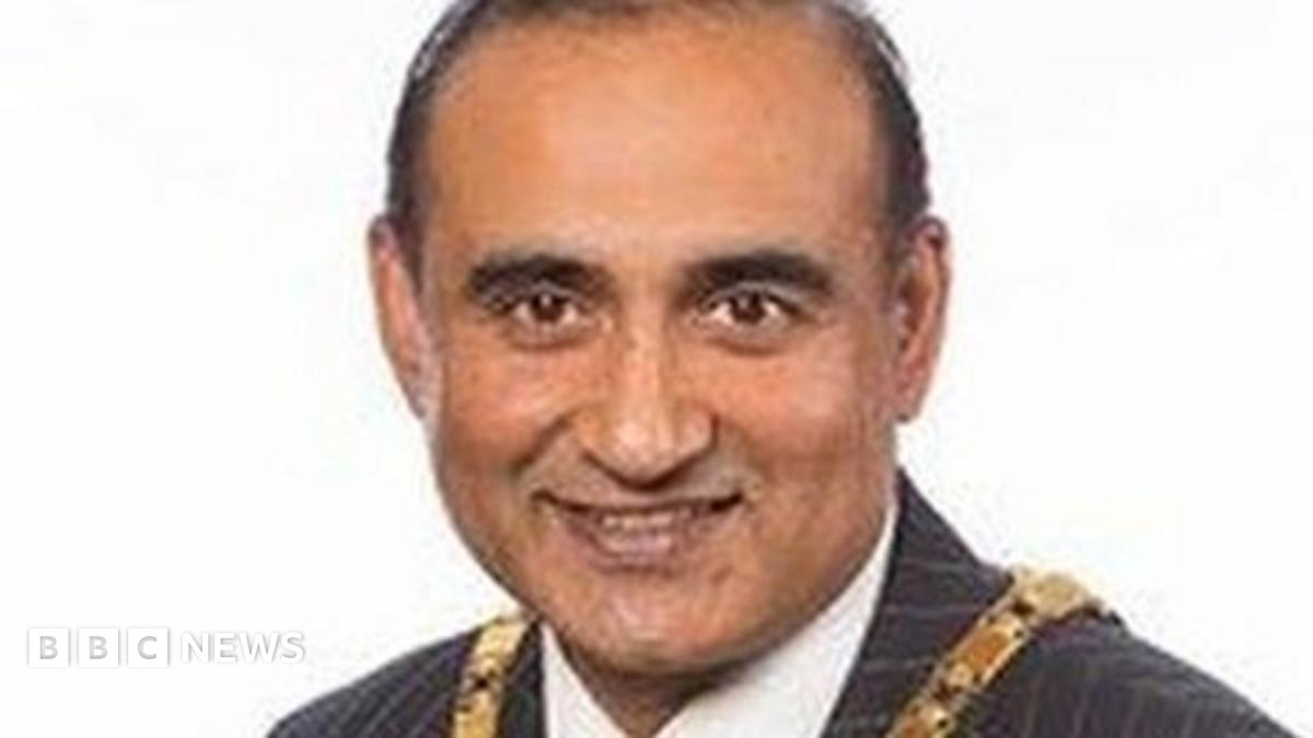 Milton Keynes' Subhan Shafiq resigns over taxi rapist row - BBC News