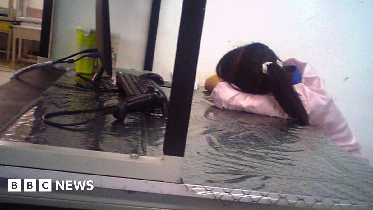 Apple 'failing to protect Chinese factory workers' - BBC News