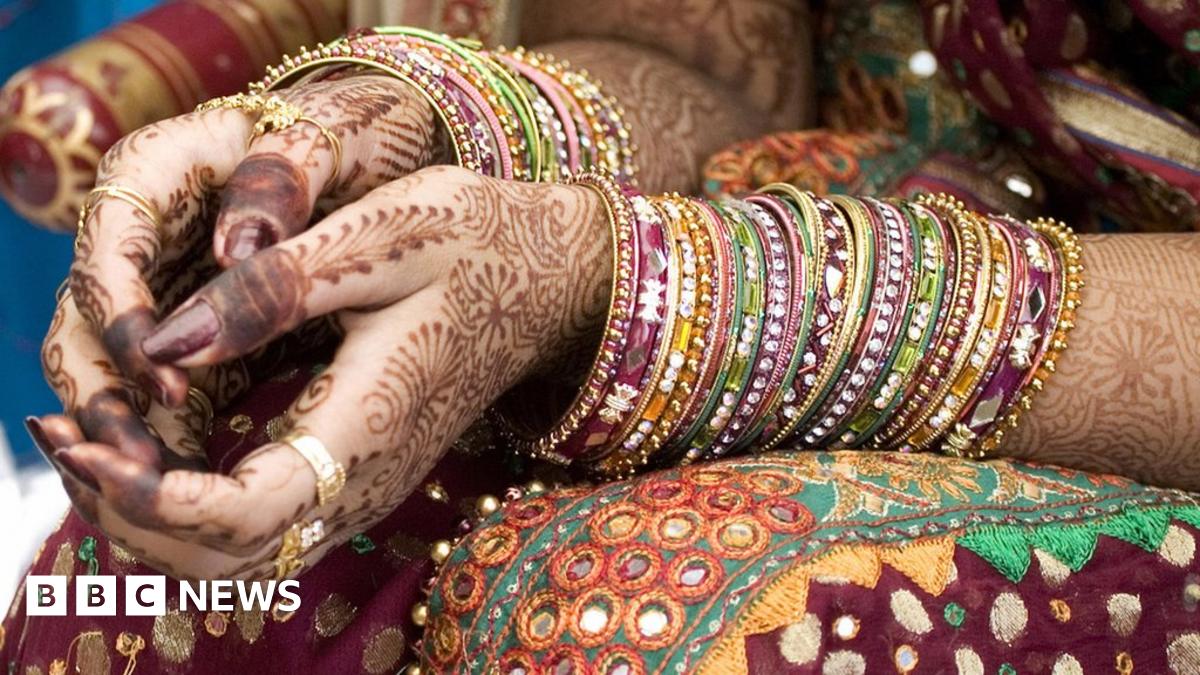 Angry Indian bride marries wedding guest BBC News