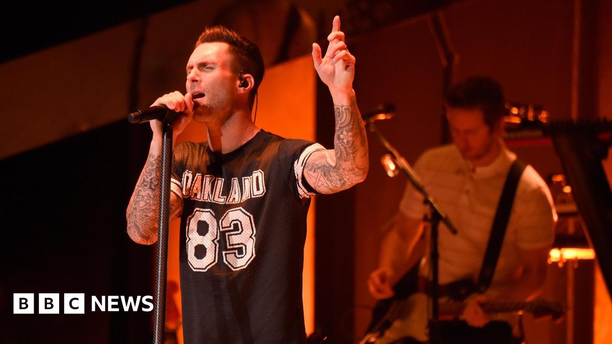 Adam Levine hits Maroon 5 fan on the head with microphone BBC News