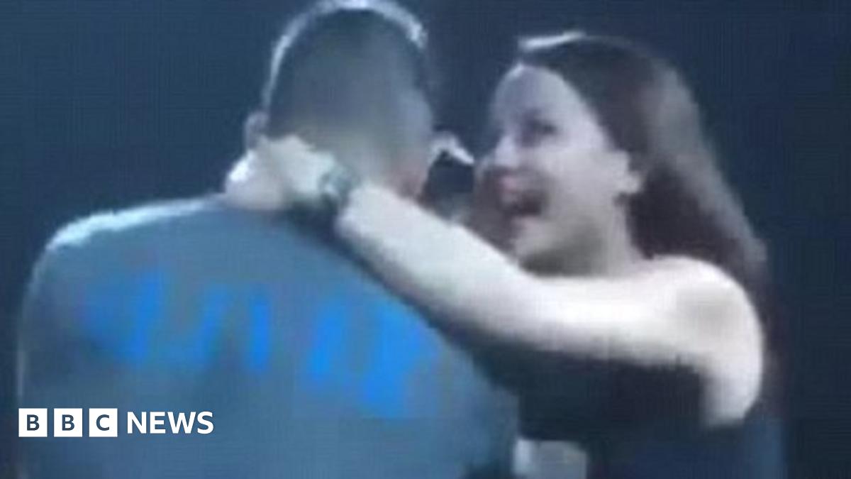 Maroon 5's Adam Levine attacked on stage by fan in California BBC News(02)