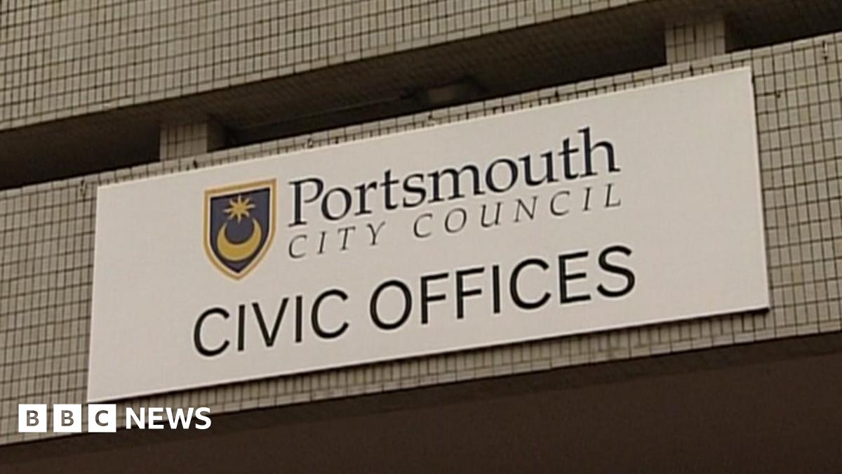 Conservatives continue running Portsmouth City Council - BBC News