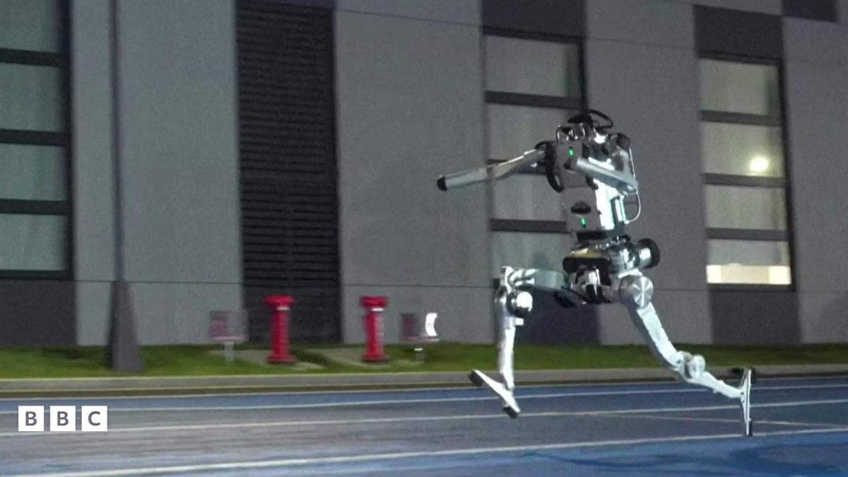 Koş robot koş! İnsan görünümlü robot, dünyanın en hızlı insanından bile daha hızlı!