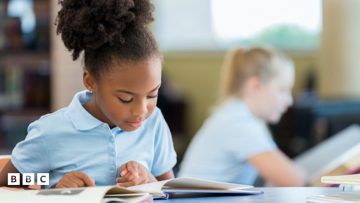 School uniforms: New guidance tells schools to keep costs low - BBC Newsround
