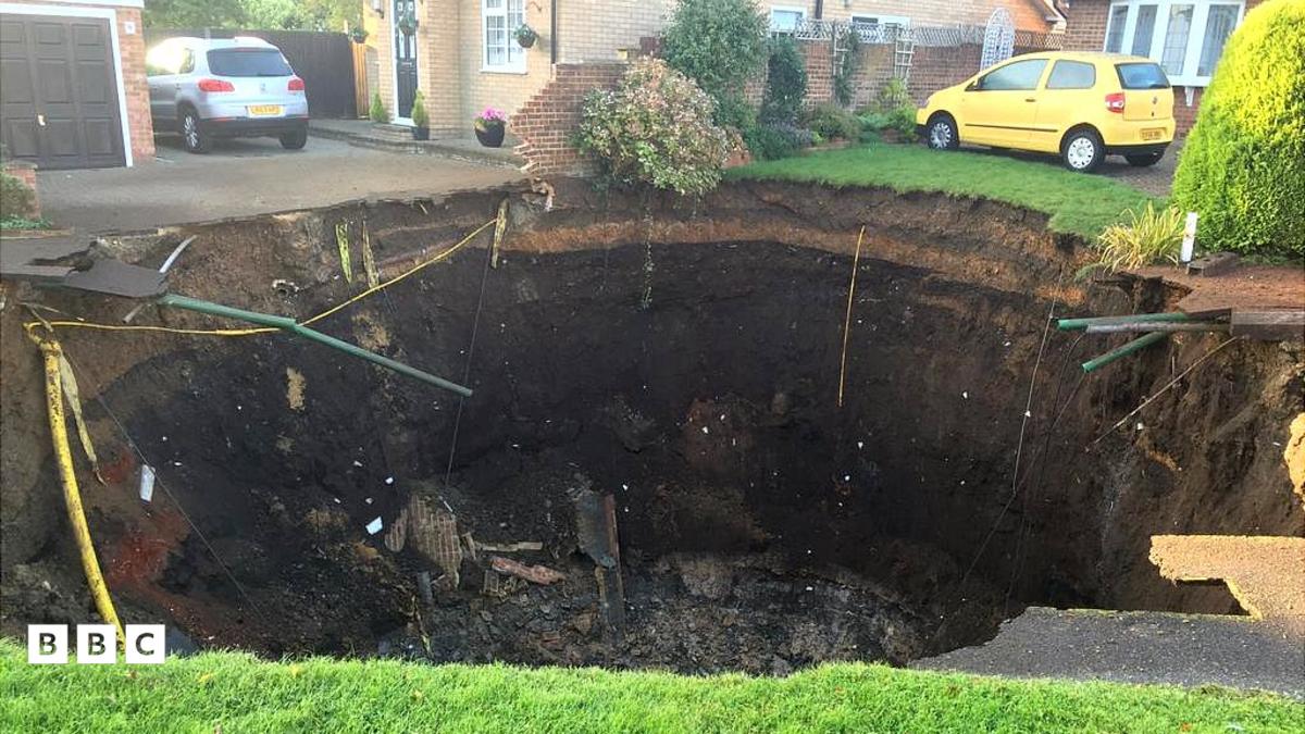Massive sinkhole opens up on street in Hertfordshire - BBC Newsround
