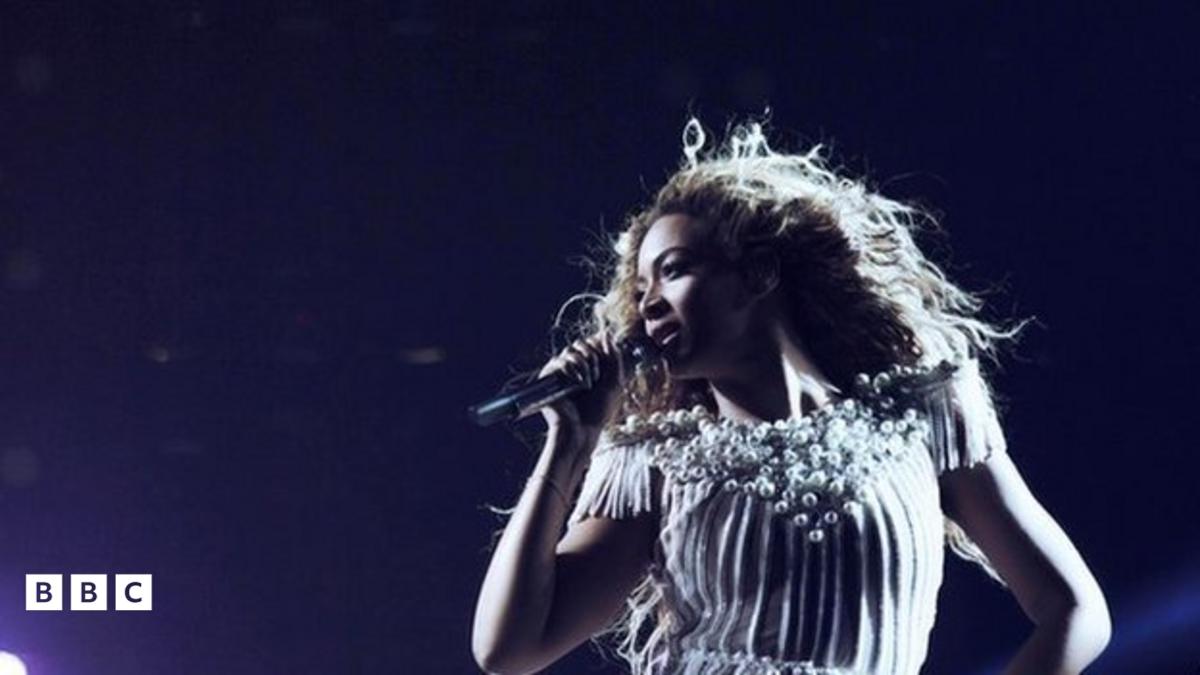 Beyonce gets her hair caught in a fan - BBC Newsround