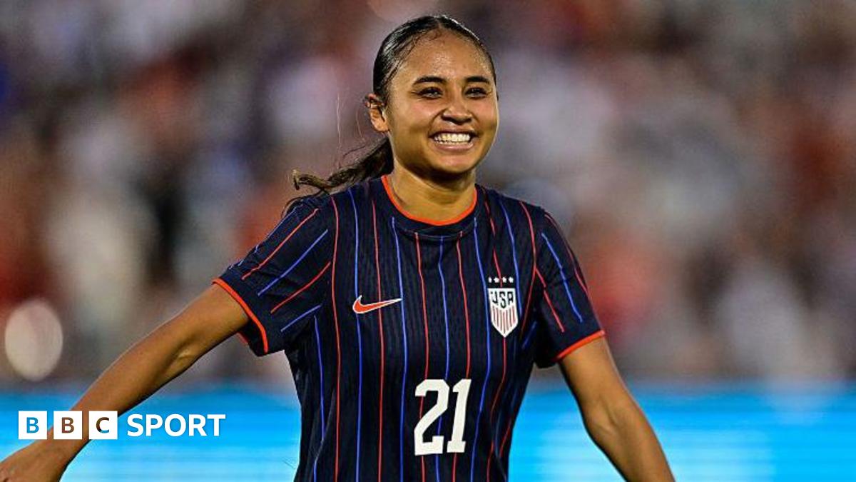 Chelsea sign USA's Thompson for club record fee