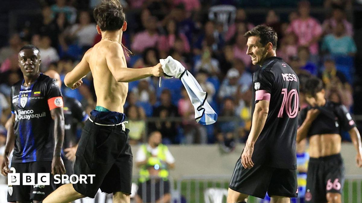 Messi tackled by pitch invader in Inter Miami game