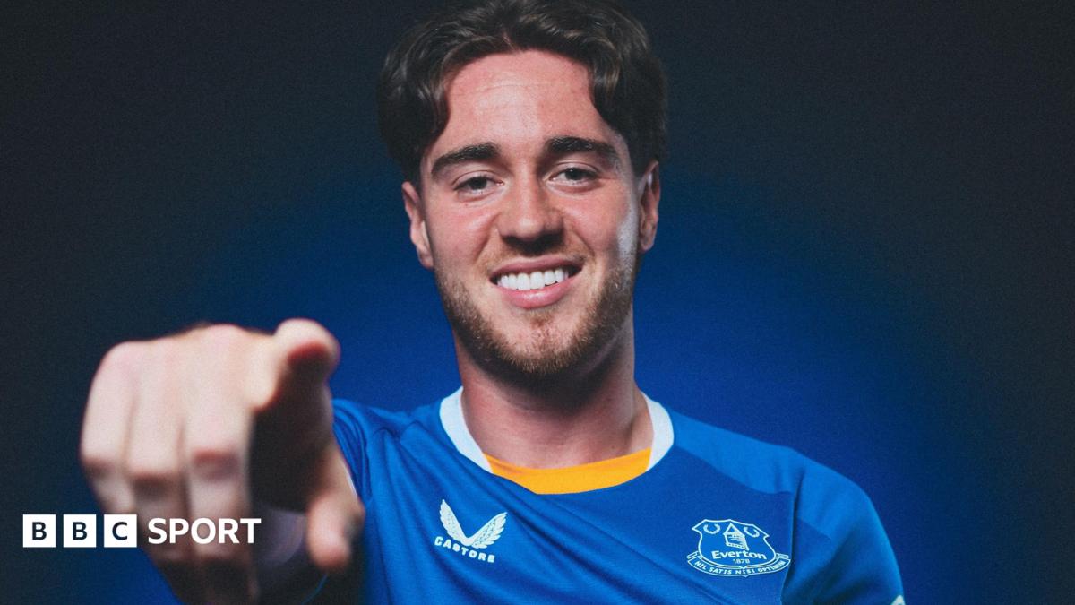 Everton sign midfielder Hackney from Middlesbrough