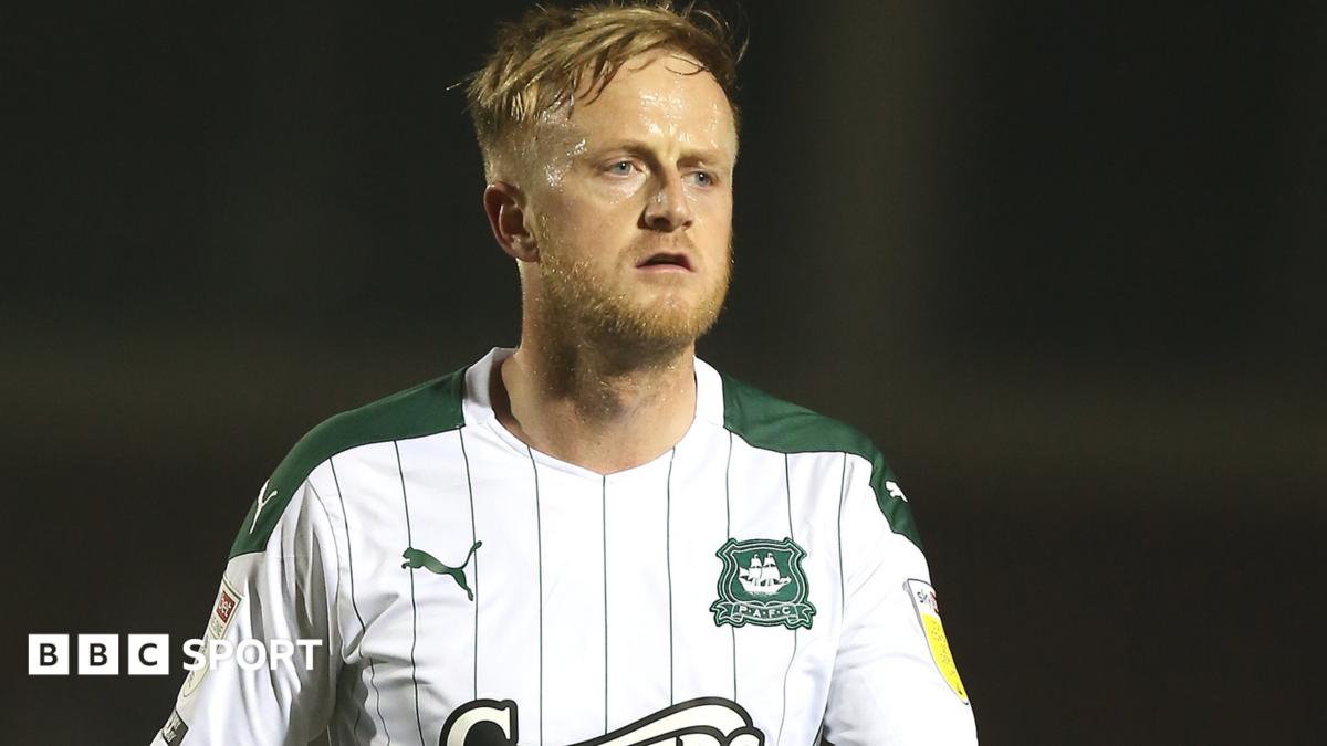 Gillingham re-sign Max Ehmer and bring in Ben Reeves - BBC Sport