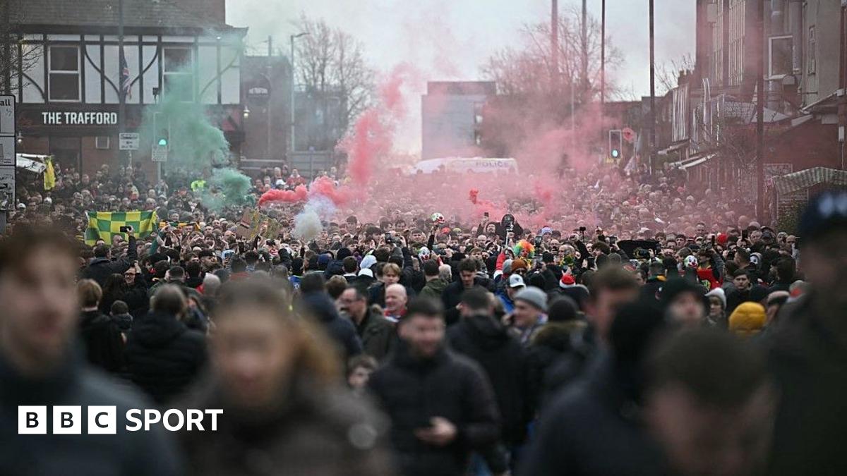 Man Utd news: Fans protest before Fulham game