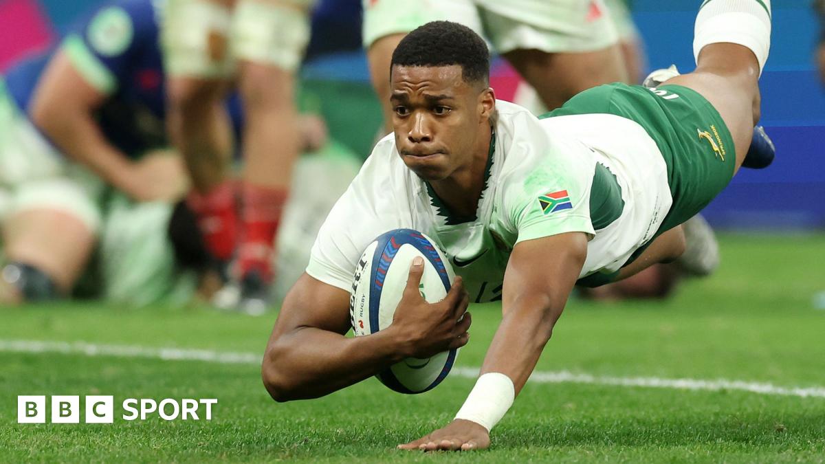 Springboks win in Paris despite De Jager red card