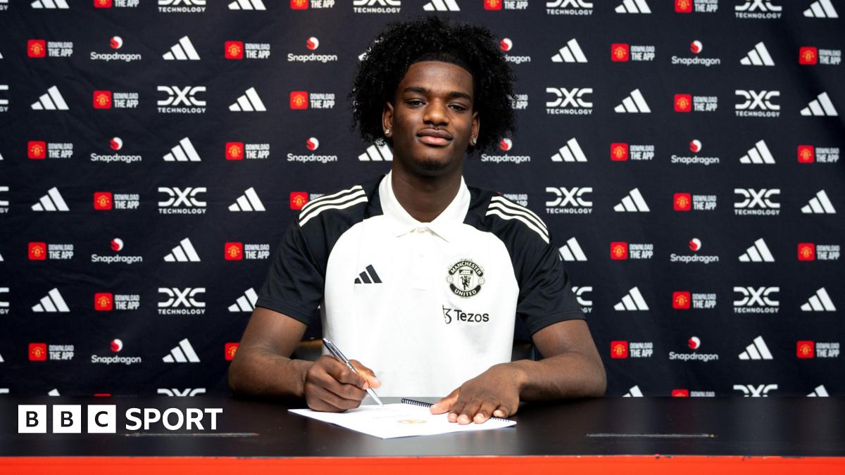 Man Utd sign teenager Heaven from Arsenal