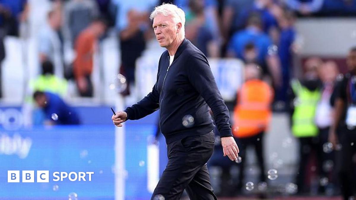 Everton players react during West Ham controversy