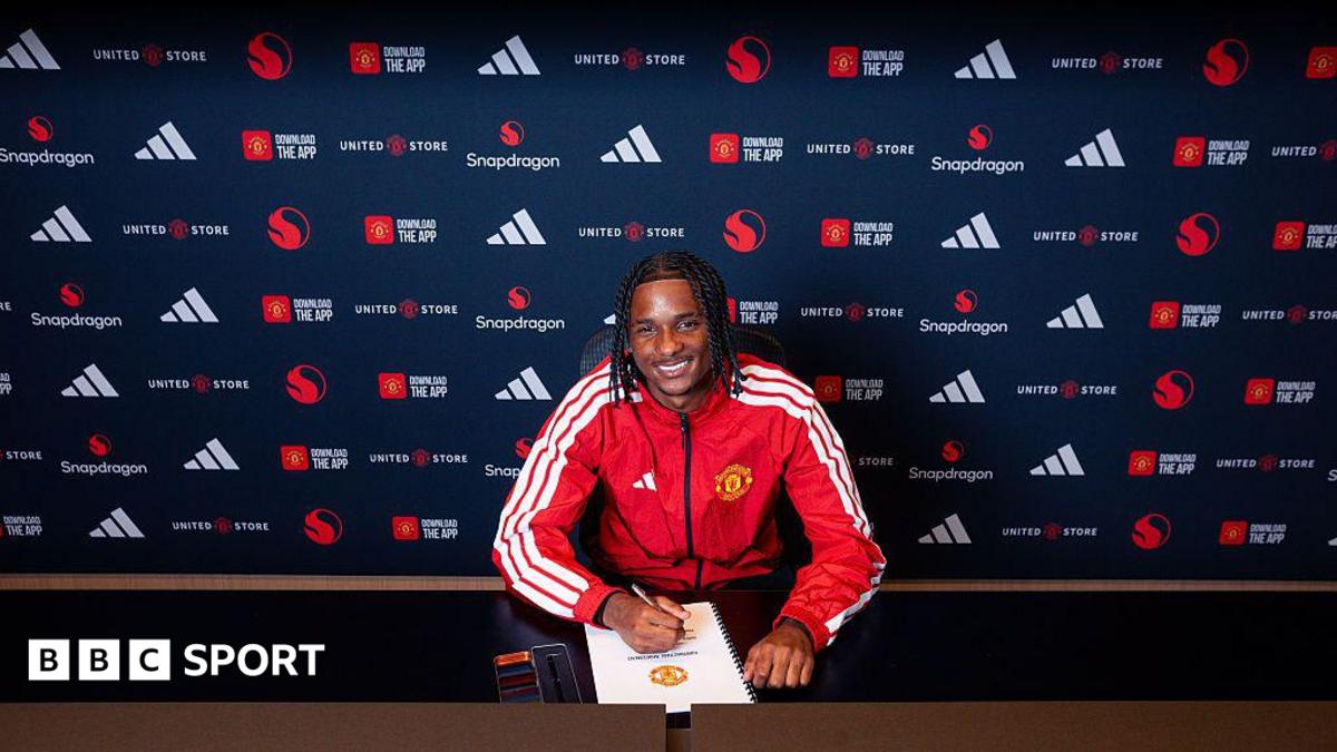 Man Utd news: Tynan Thompson signs from Tottenham - BBC