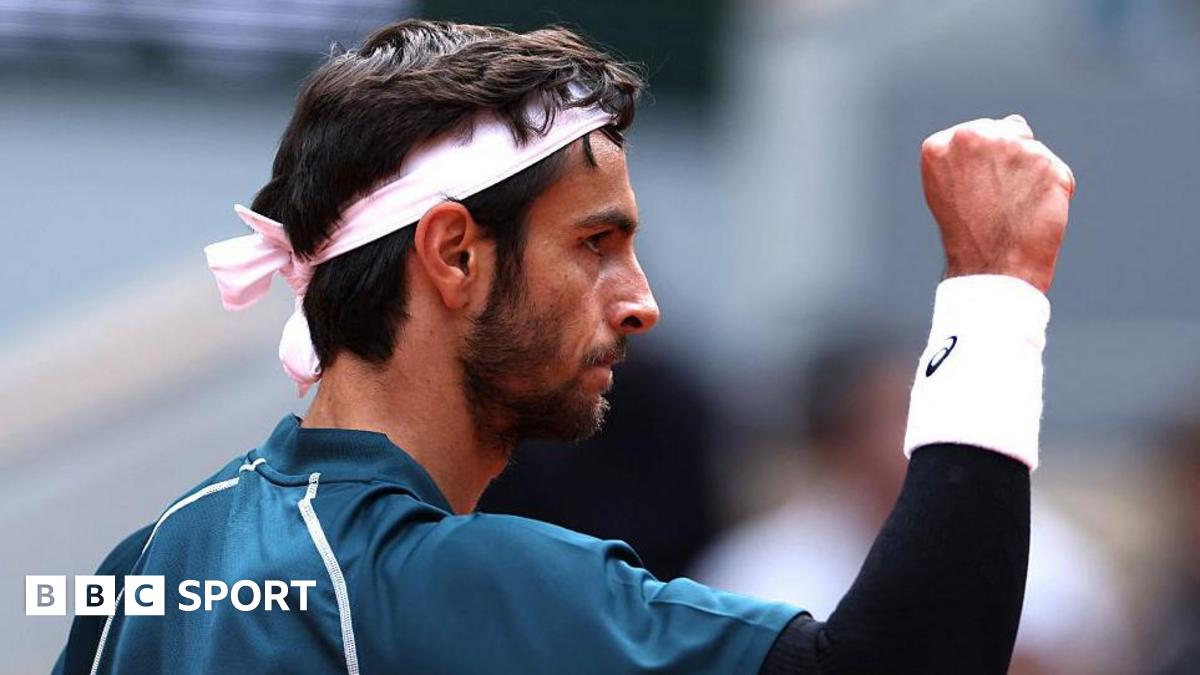 Musetti continues fine form to progress in Paris