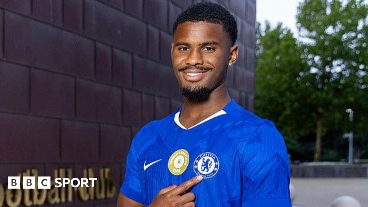 Gambar Chelsea menandatangani bek Ajax Hato seharga £37 juta