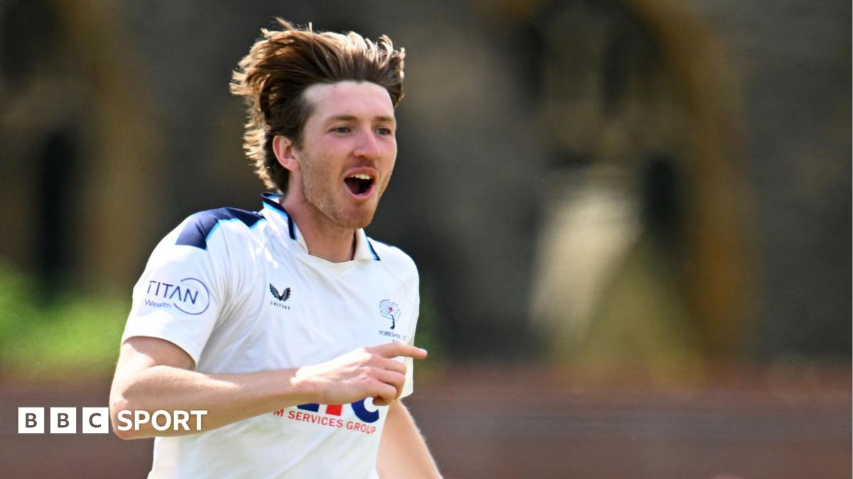 Coiunty Championship: Yorkshire and Hampshire set up intriguing finale