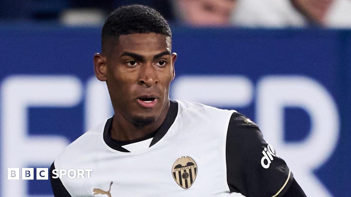Arsenal sign defender Mosquera from Valencia