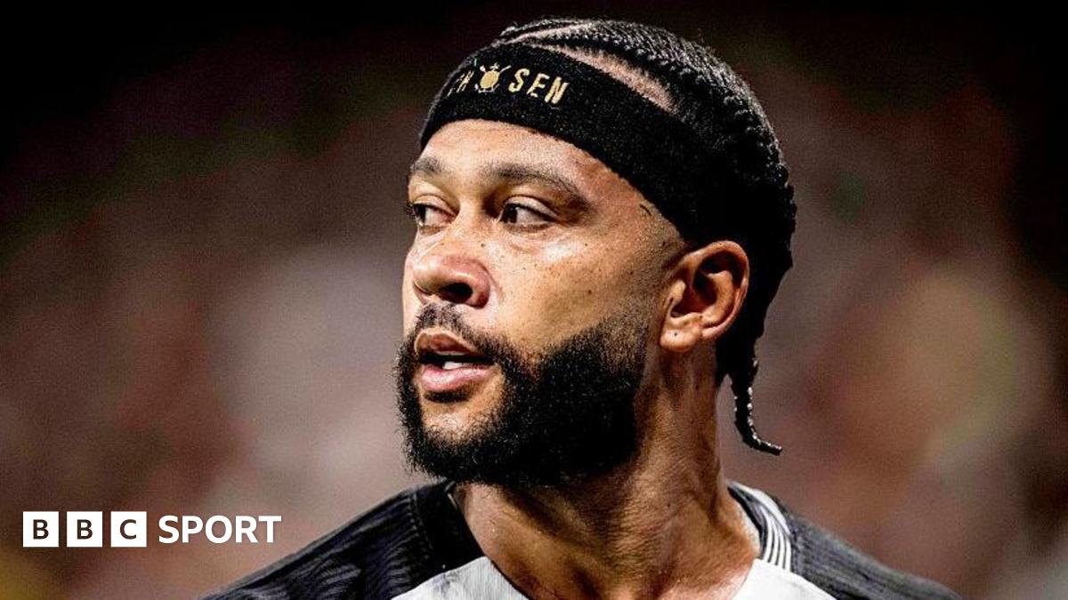 Depay explains using mobile phone during game