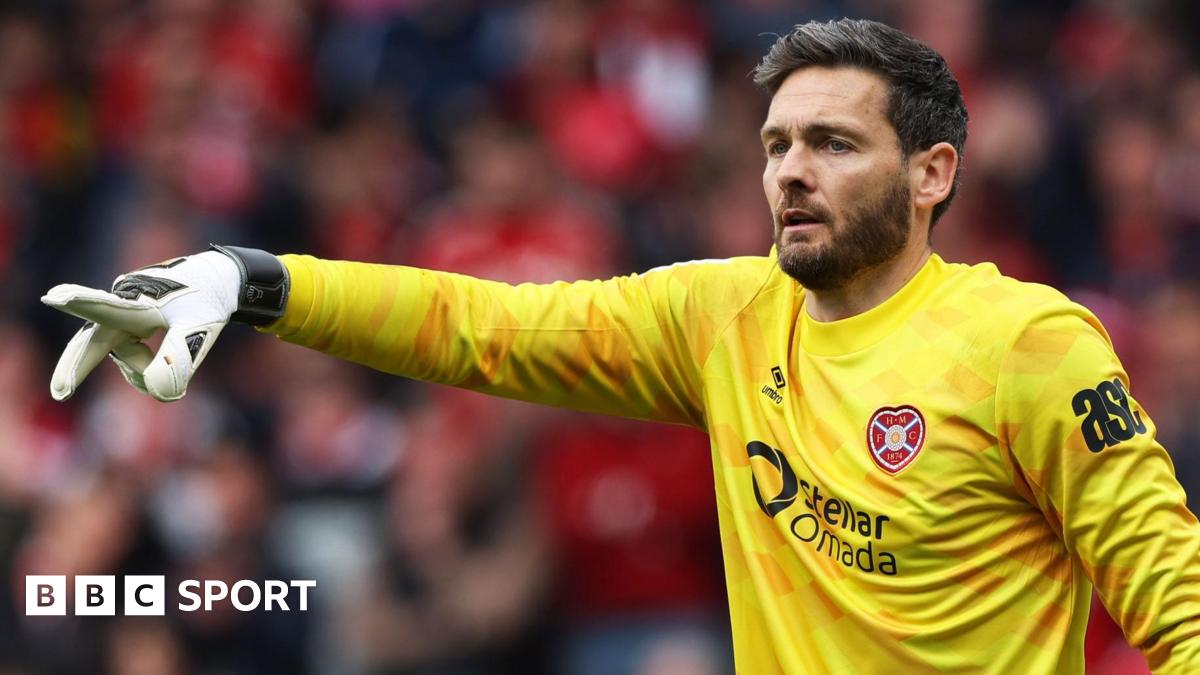 Keeper Gordon, 42, signs new Hearts contract