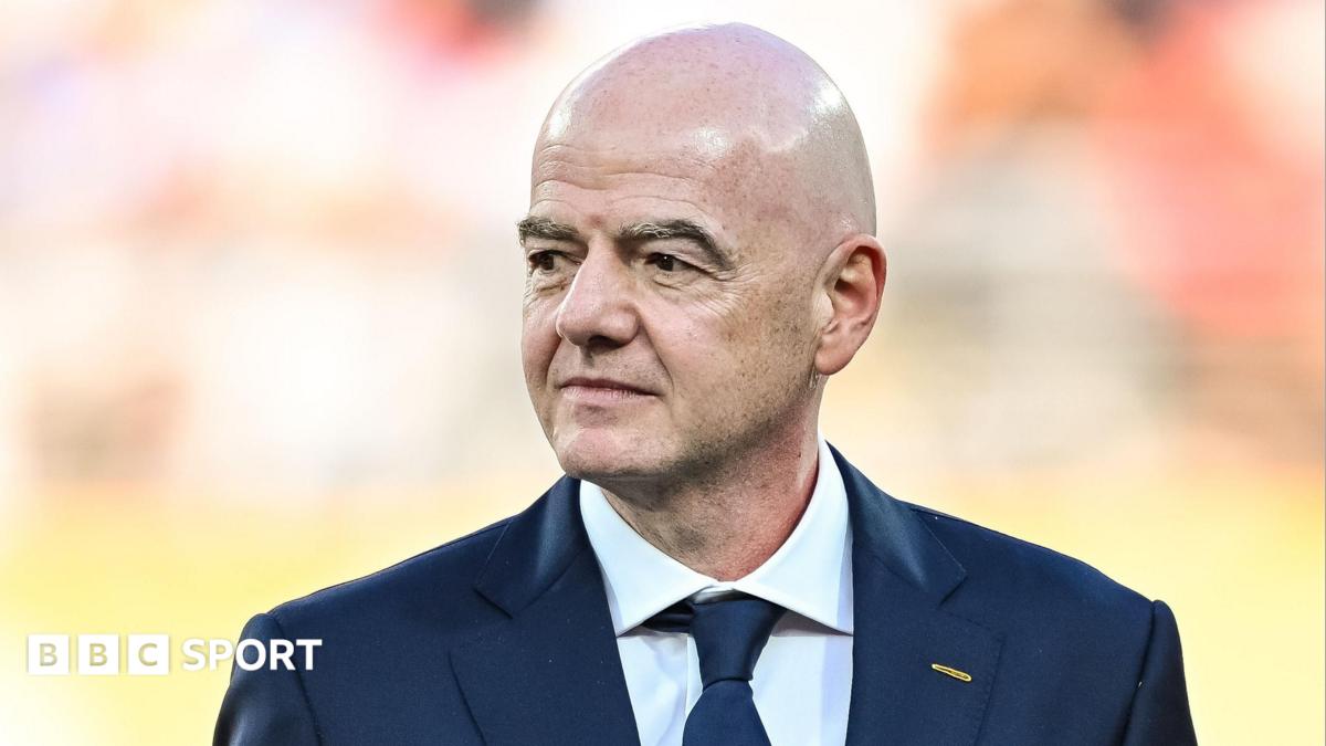 Una toma gran angular de la sede de la FIFA en Zúrich, Suiza, bajo cielos dramáticos y nublados.