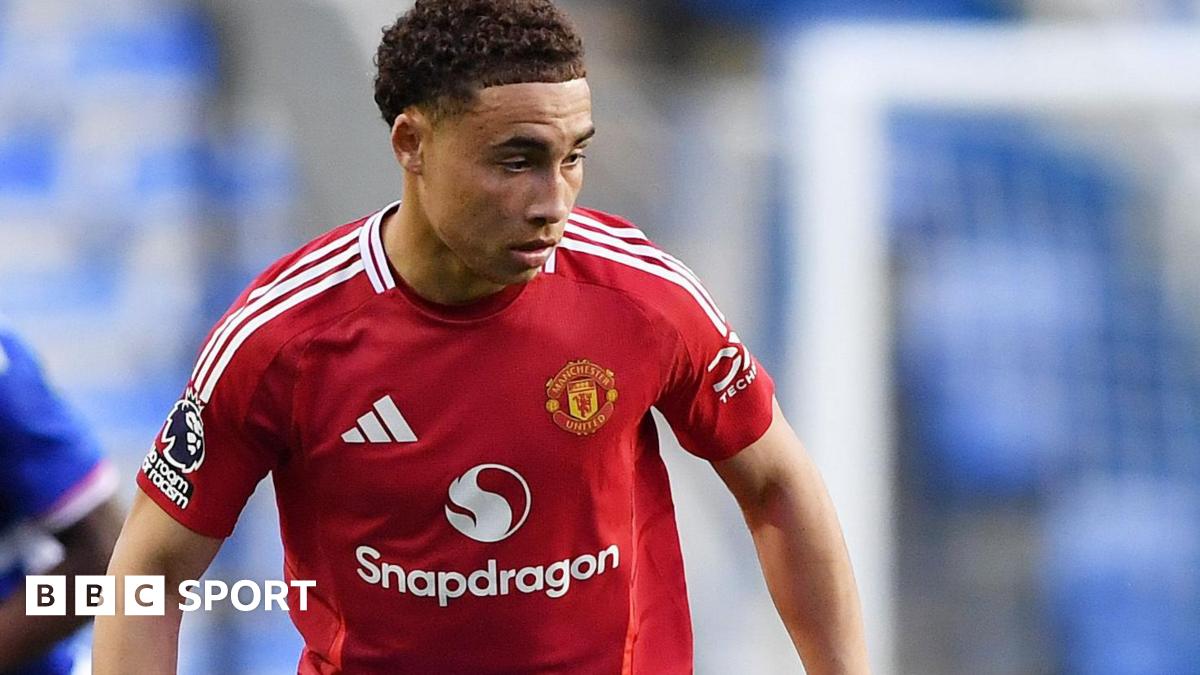 Carlisle bring in ex-Man Utd youth player Murray