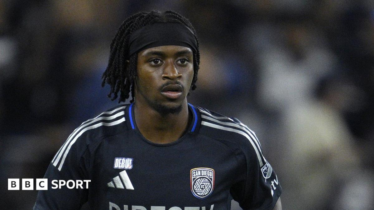 Leo Duru: Carlisle United sign ex-Blackburn Rovers defender on one-year contract