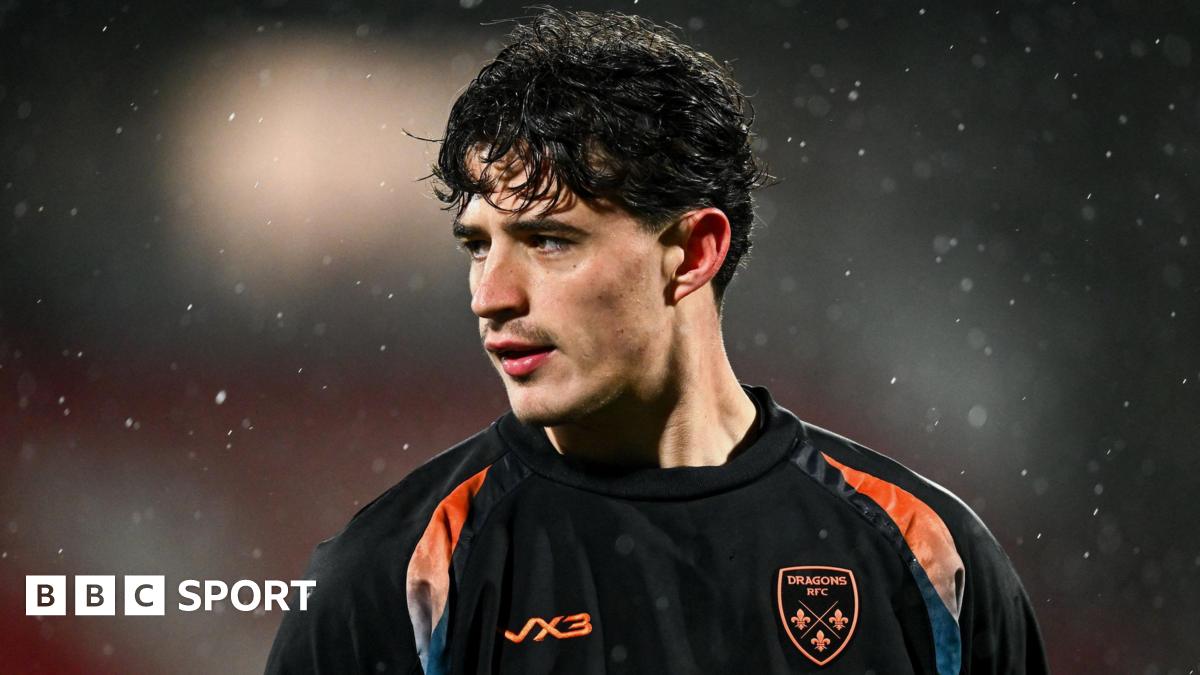 Wales hopeful Hope signs new Dragons contract