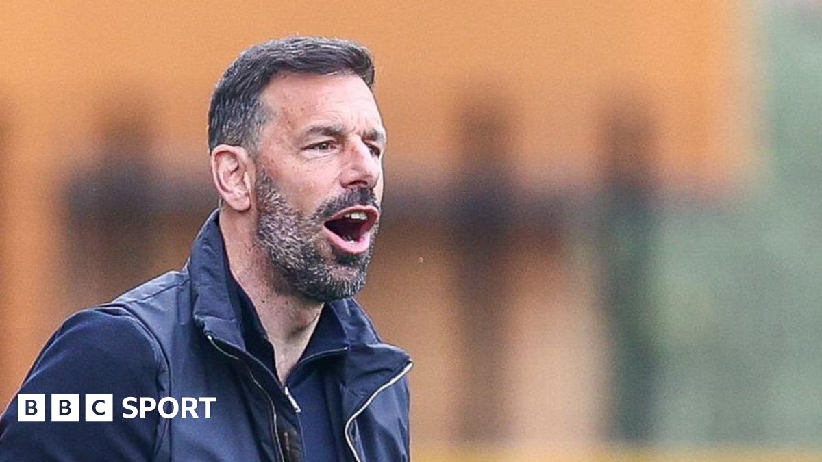 Leicester City Nears Managerial Change as Van Nistelrooy Departure Expected