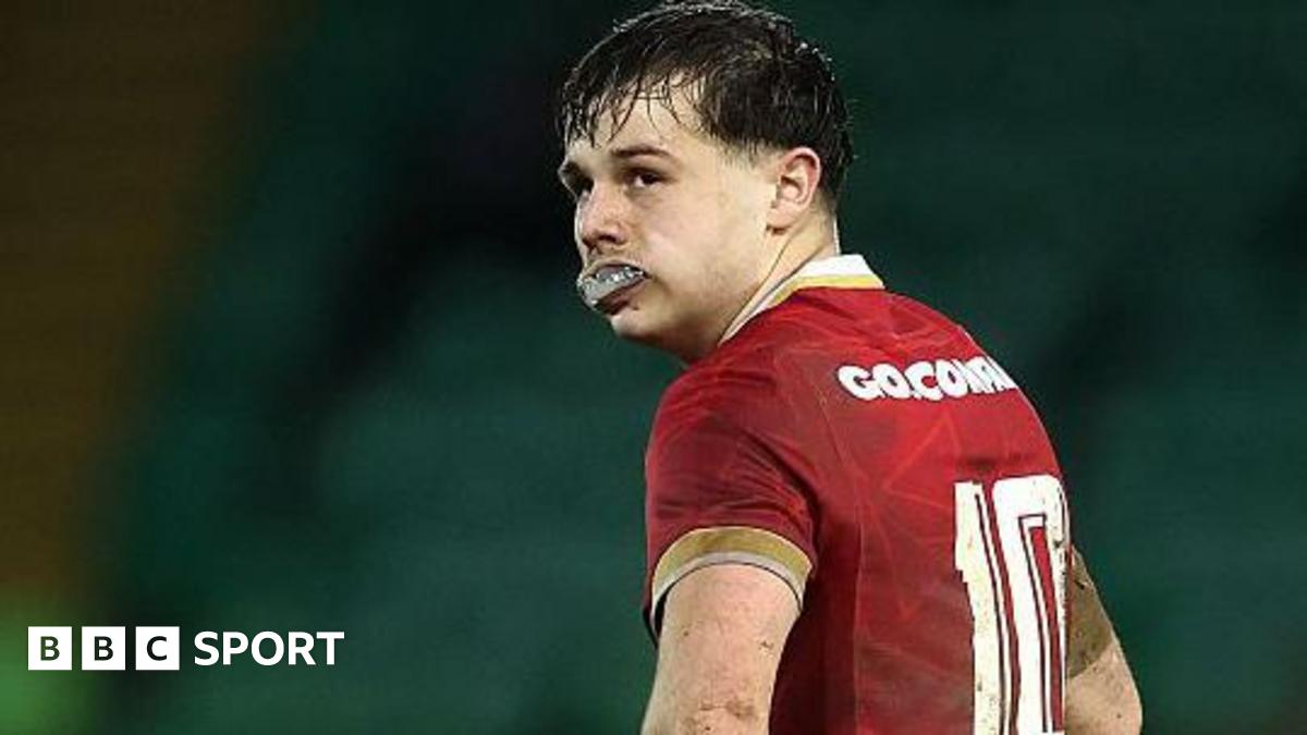 Scarlets' Leggatt-Jones given another chance at 10