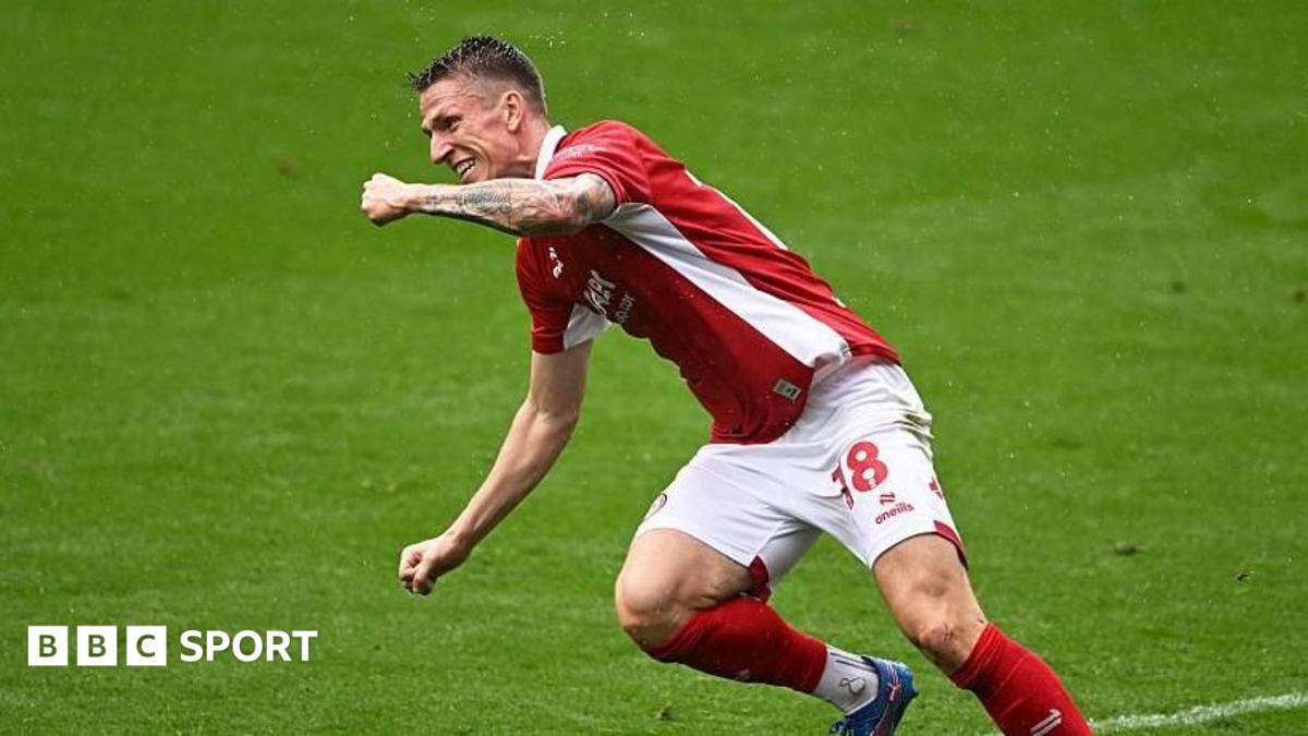 Bristol City 4-2 Hull City: Emil Riis scores twice in Robins win - BBC ...