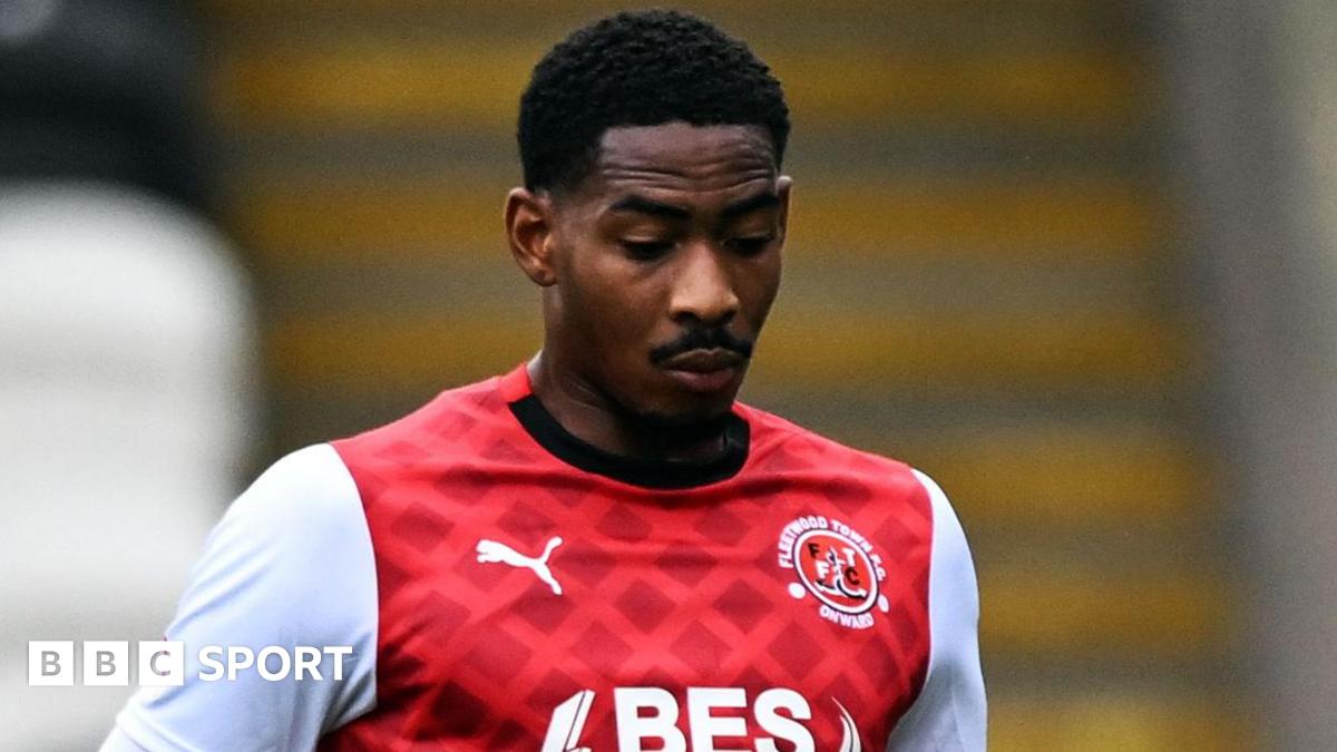 Bromley sign Fleetwood defender Medley on loan