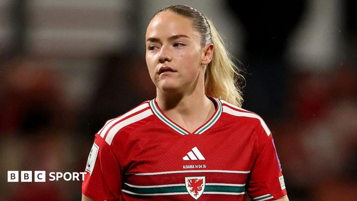 Phoebie Poole: Wales striker joins English second-tier side Watford women