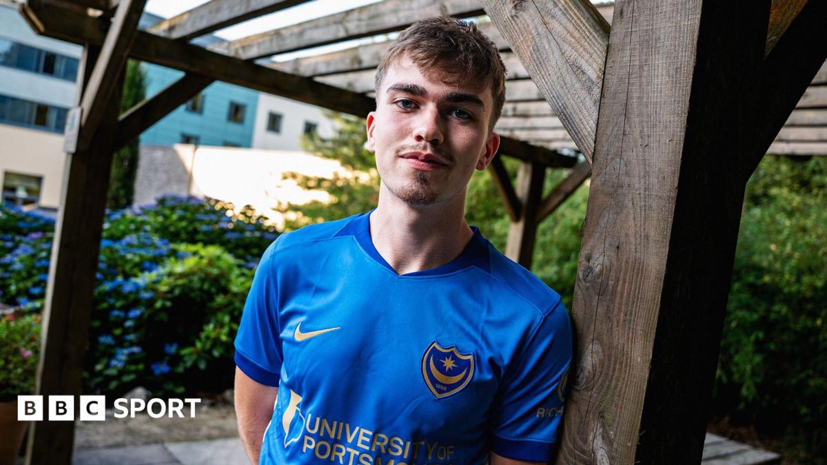 Eoin Kenny: Portsmouth sign Dundalk forward for undisclosed fee