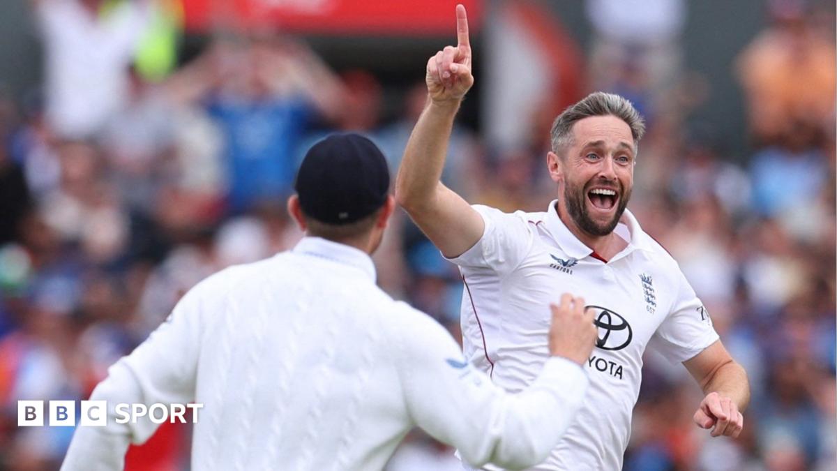 England strike with new ball after taking huge first-innings lead