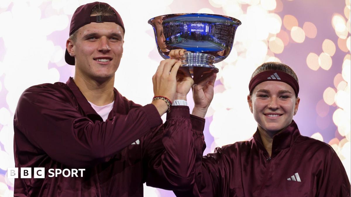 Muchova and Mensik win US Open mixed doubles, saving two match points