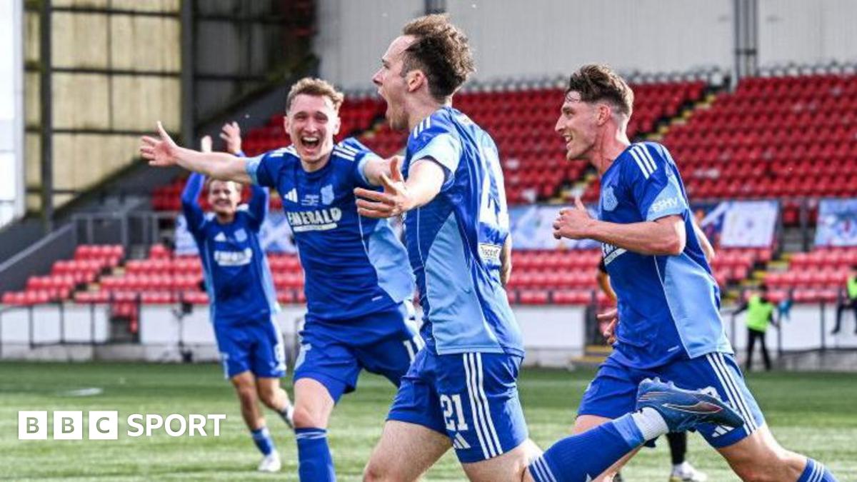 Auchinleck win Scottish Junior Cup for 15th time