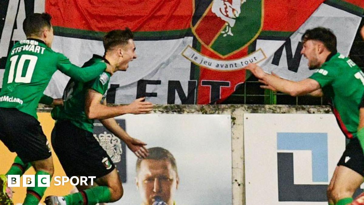 Glentoran fight back to defeat 10-man Coleraine